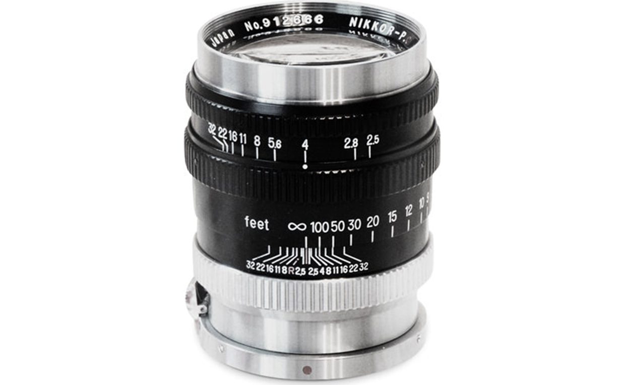 Nikkor-P 10,5 cm f/2,5 pour appareil télémétrique, photographié sur fond blanc