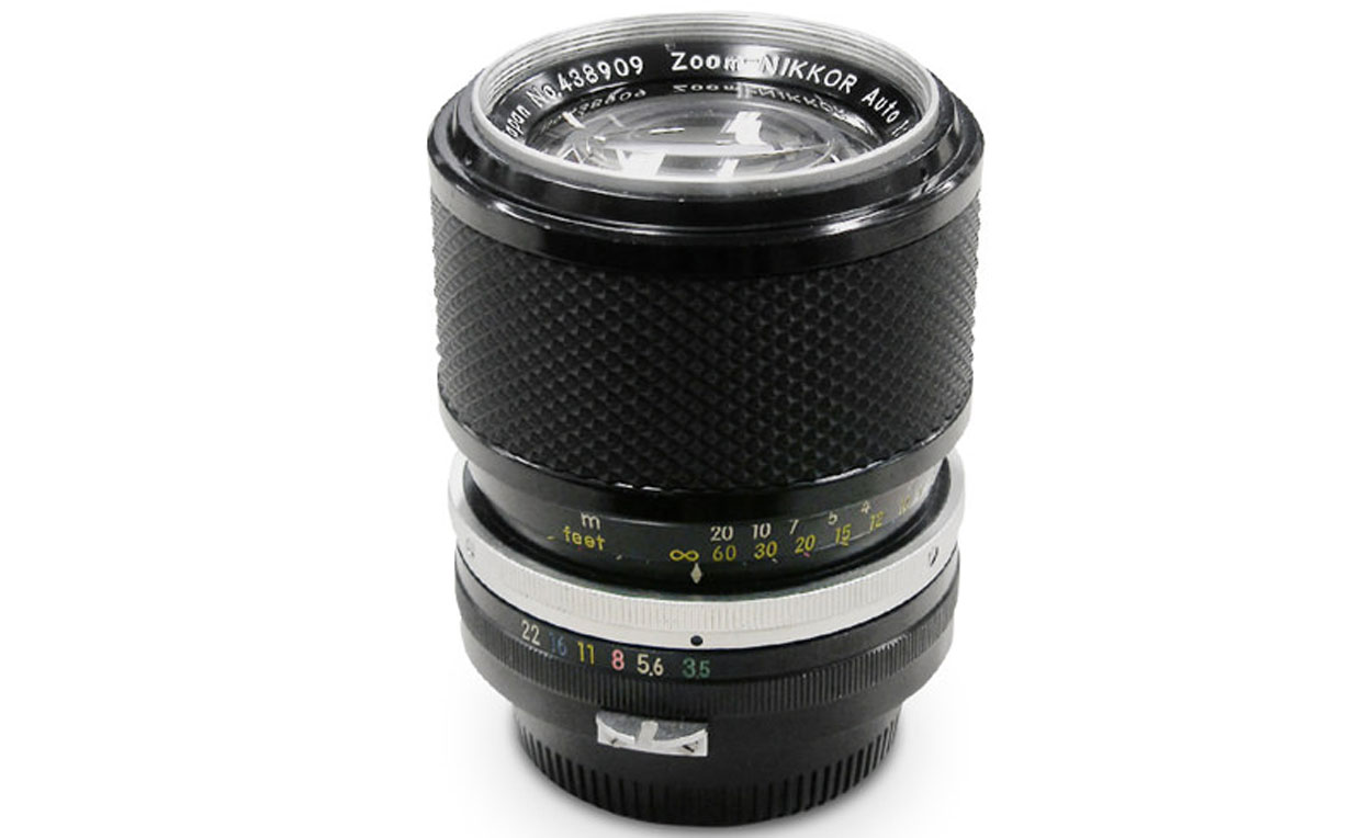 Zoom-Nikkor Auto 43–86 mm f/3,5 photographié sur fond blanc